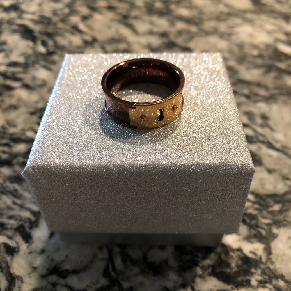 NWOT Fossil Keyhole Ring